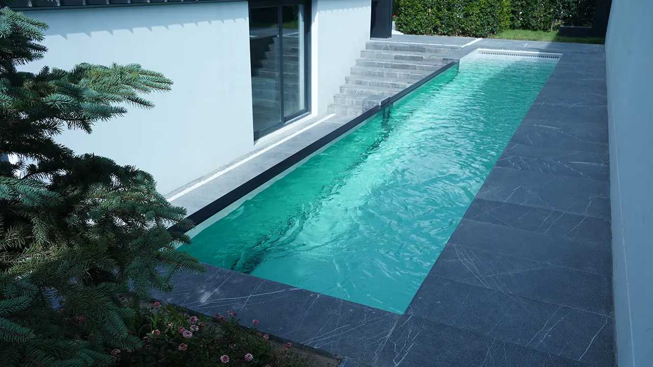 انتخاب نوع استخر شیشهای از کف شیشهای تا تمام شیشه