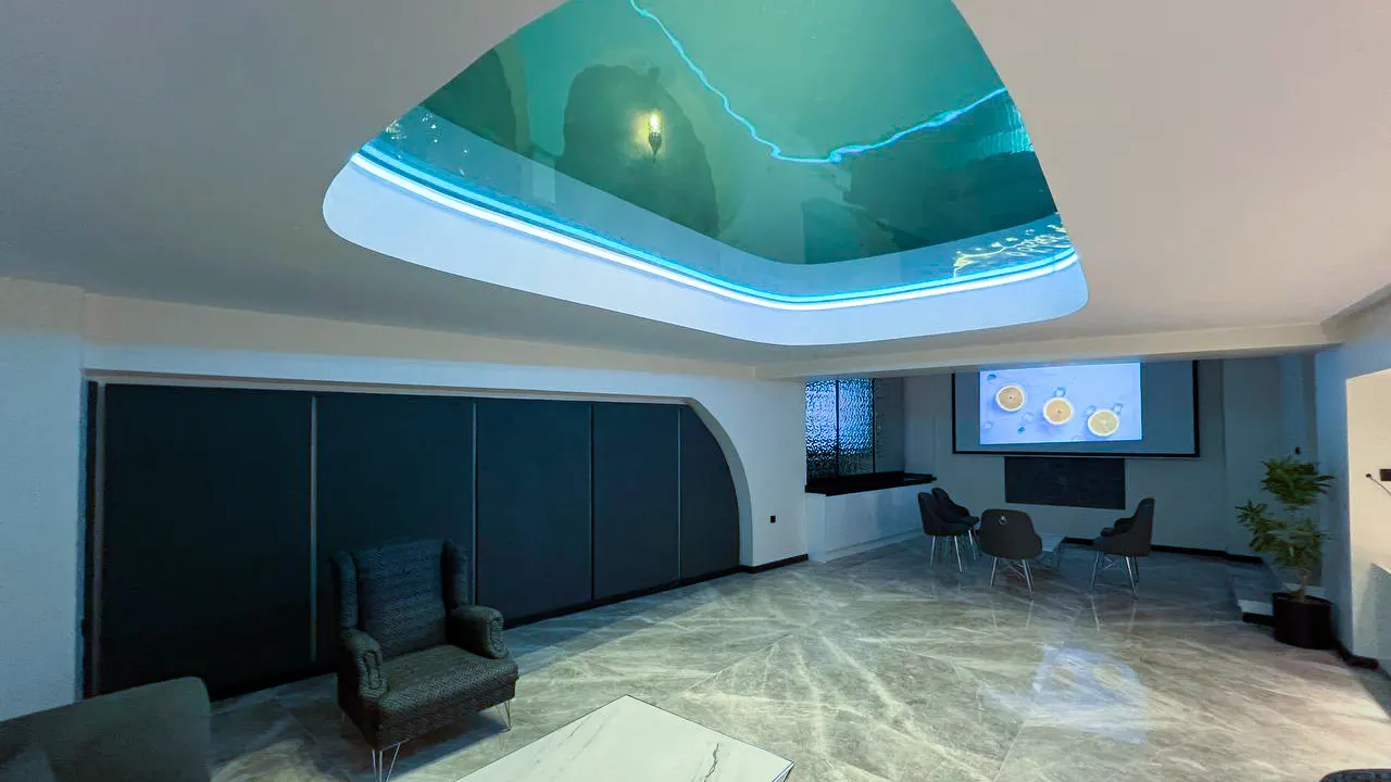 طراحی و اجرای استخر تمام شیشهای