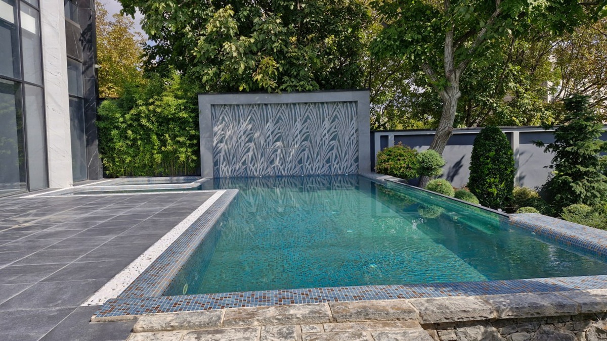 عوامل کلیدی مؤثر بر تعیین ضخامت شیشه در استخر