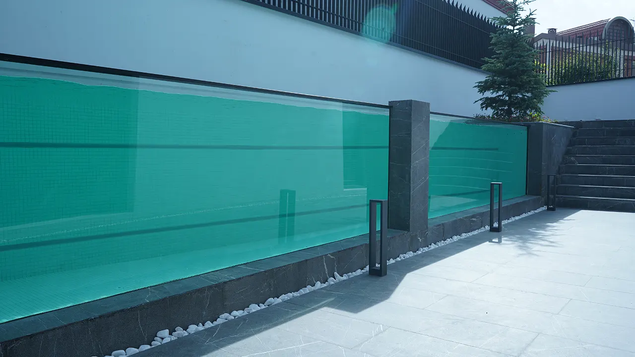 استخر کف شیشهای: نماهایی خیرهکننده از زیر و بالا