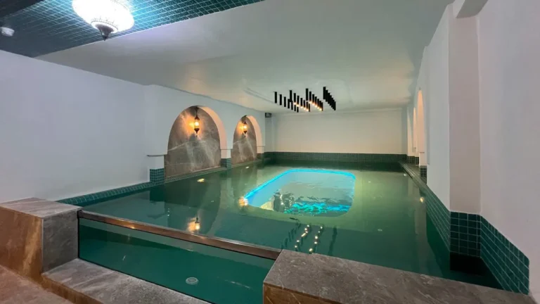 چگونه استخر شیشه‌ای مناسب انتخاب کنیم؟