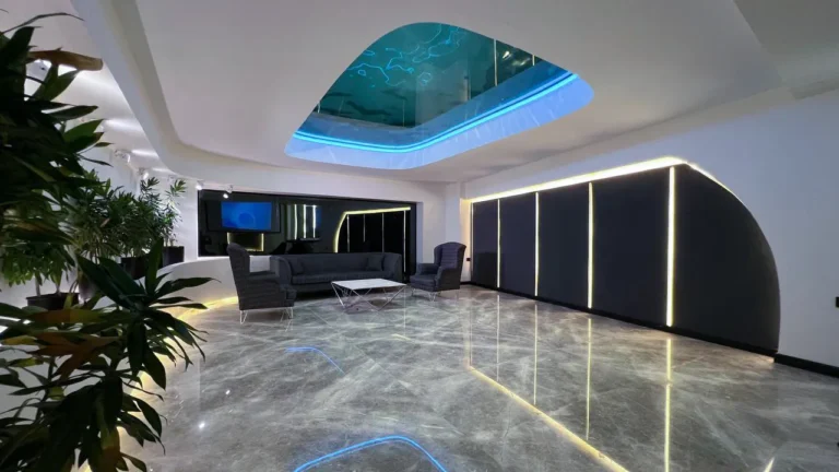 استخر شیشهای معلق