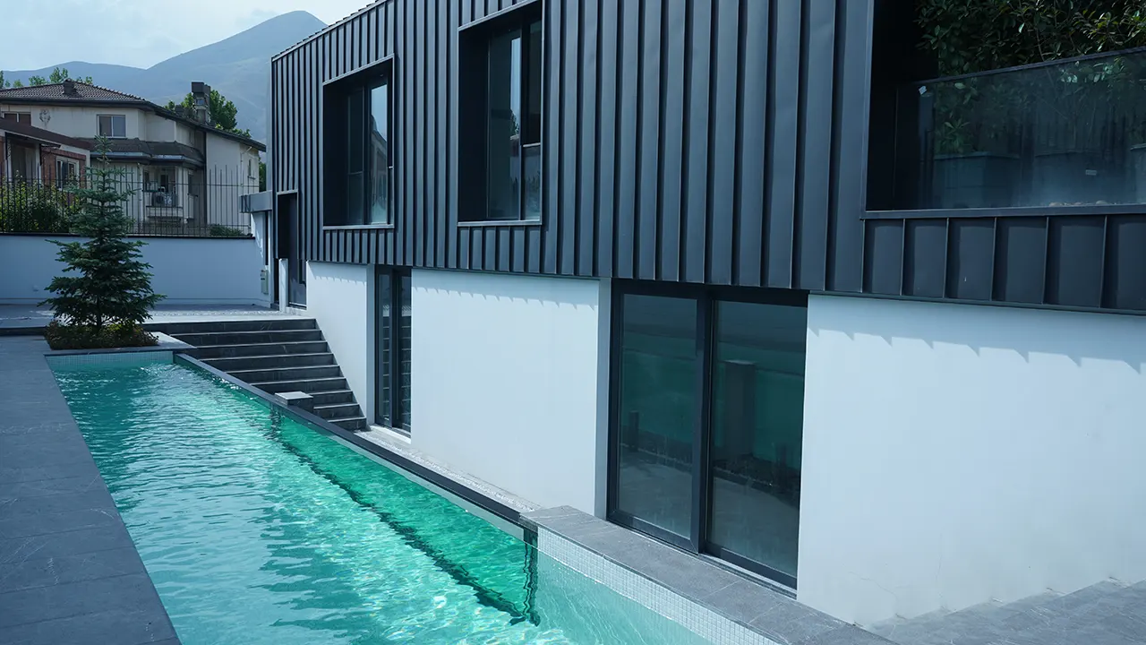 ملاحظات فنی و اجرایی استخر کف شیشهای