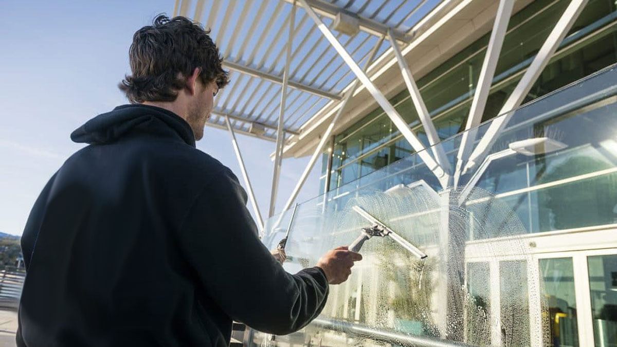 تمیزکاری و مراقبت از شیشه استخر