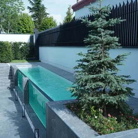 چگونه استخر شیشه‌ای مناسب انتخاب کنیم؟