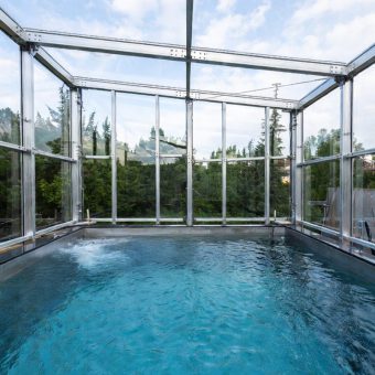 نکات ایمنی در ساخت و نگهداری استخر شیشه‌ای