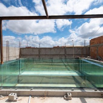 هنر و مهندسی در طراحی استخرهای شیشه‌ای