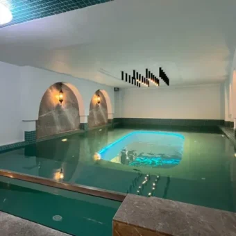 راهنمای جامع انتخاب استخر کف شیشه‌ای