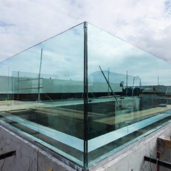 Suitable pool glass for pool construction